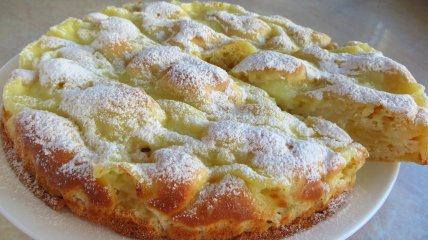 Готується він трохи довше, ніж звичайна шарлотка, а виходить набагато смачніше та ефектніше