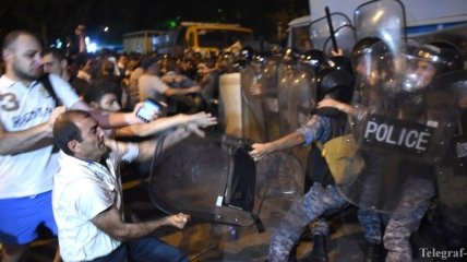 Более 40 человек пострадало во время столкновений в Ереване