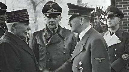 Маршал Франции Филипп Петен приветствует фюрера нацистской Германии Адольфа Гитлера. 24 октября 1940 года