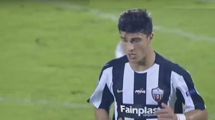 19-летний футболист уложил соперника на газон роскошным финтом (Видео)