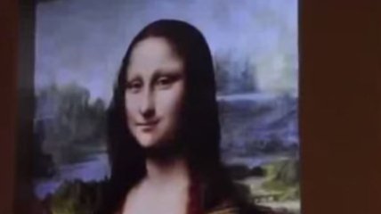 Выставка в Париже: Мона Лиза реагирует на посетителей (Видео)