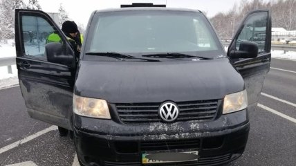 На Киевщине полицейские остановили автомобиль с похищенным человеком, изъято оружие