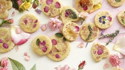 Необычное песочное печенье с засахаренными цветами