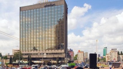 В Киеве неизвестные захватили гостиницу "Лыбидь"
