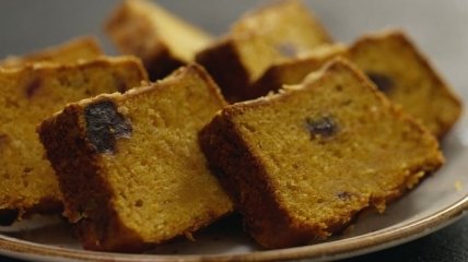 Рецепт вкусного постного десерта: тыквенный кекс с сухофруктами (видео)