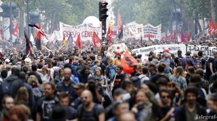 Протесты в Париже: полиция применила водометы и газ, есть задержанные