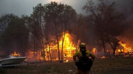 В Калифорнии огненная стихия набирает обороты, число жертв возросло
