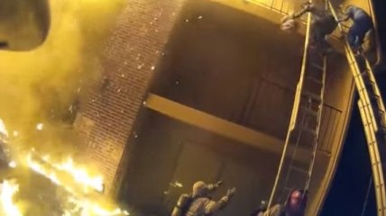 Пожарный поймал сброшенного с третьего этажа ребенка (Видео)