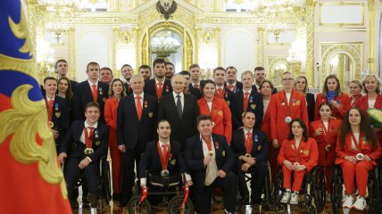 Владимир Путин наградил российских параатлетов