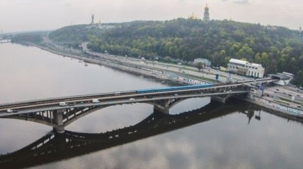 В Киеве сегодня частично ограничат движение по мосту Метро