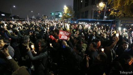 В Корее десятки тысяч протестующих требуют отставки президента