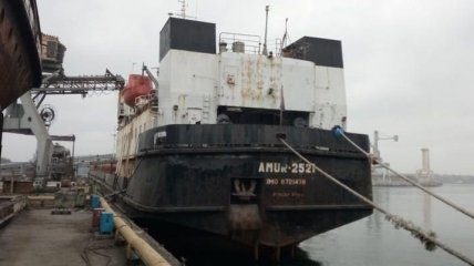 На судне в порту Черноморска забаррикадировался моряк