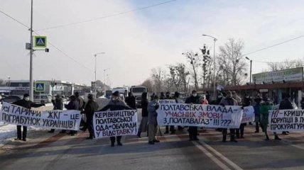 Тарифные протесты продолжаются: активисты перекрыли трассу Киев-Харьков (фото)