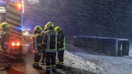 Сильные ветры и снегопад: В Германии непогода привела к авариям и жертвам
