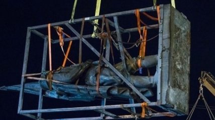 В Вильнюсе демонтировали первые советские скульптуры