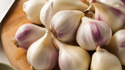 Часник легко виростити вдома (зображення створено за допомогою ШІ)