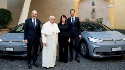 Volkswagen під час передачі електрокарів Ватикану