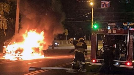 В Днепре полностью сгорели два автомобиля