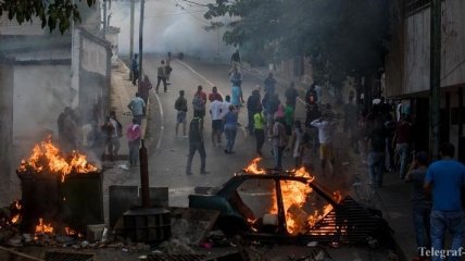 Протестующих в Венесуэле разгоняли слезоточивым газом