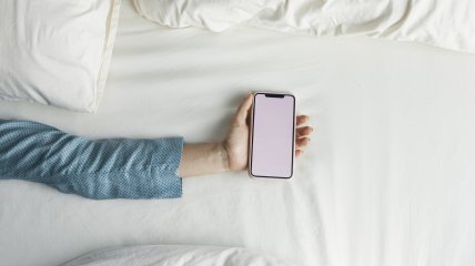 Класти телефон під подушку – погана ідея