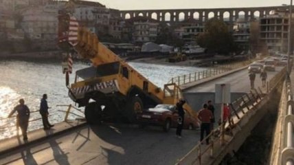 В Греции обрушился автомобильный мост (Видео)