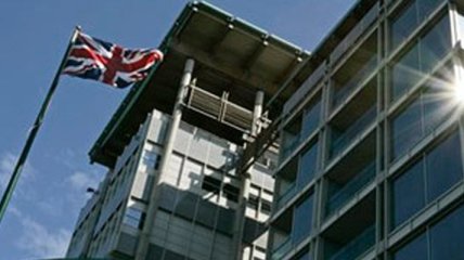 Посольство Британии в Москве забросали  манекенами