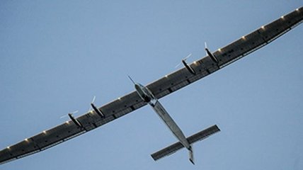 Самолет на солнечных батареях повредил свои батареи