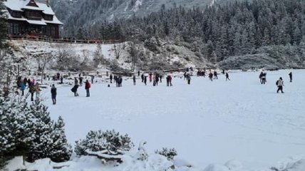 Украинские туристы провалились под лед на курорте в Польше (фото)