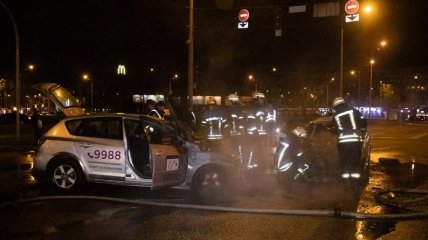 В Киеве ночью столкнулись два такси: обе машины загорелись