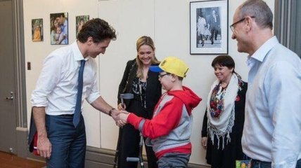 Трюдо встретился с украинским мальчиком, который лечится в Канаде