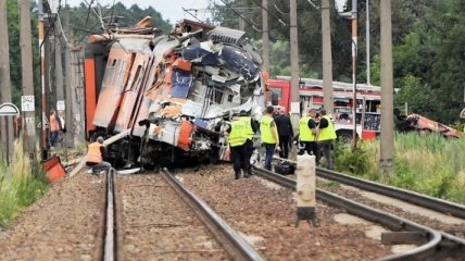 Пассажирский поезд в Польше протаранил грузовик