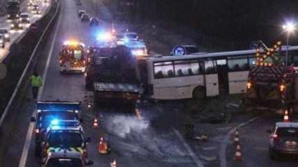 Грузовик во Франции въехал в школьный автобус: погибла 15-летняя девочка