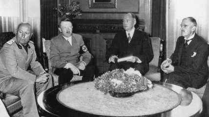 Бенито Муссолини, Адольф Гитлер и Невилл Чемберлен в Мюнхене в 1938 году делят Европу. Второй справа – Пауль Шмидт (переводчик)