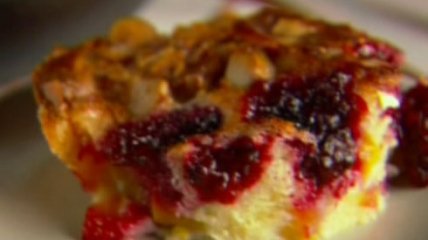 Персиковый пирог с ягодами