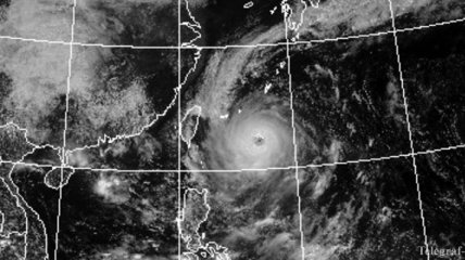 Тысячи жителей Японии эвакуируют в ожидании мощного тайфуна "Чойван"