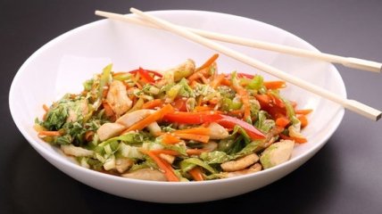 Рецепт дня: китайский салат с курицей и кунжутом