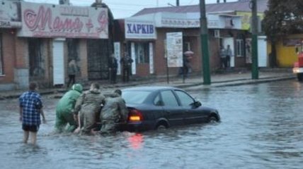 Кировоград страдает от последствий непогоды: улицы в воде (Видео)