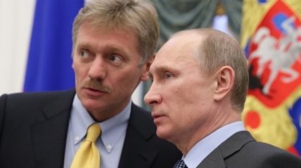 Дмитрий Песков слева и Владимир Путин справа