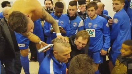 Футболисты французского клуба выбрили ирокез тренеру (Видео)
