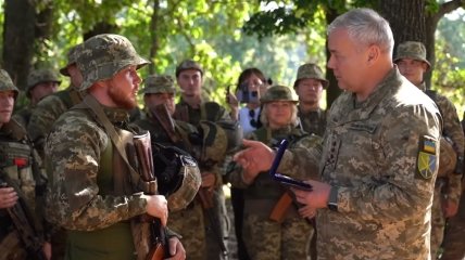 Наев награждает украинских воинов