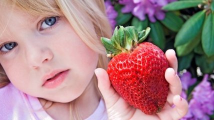Витамины для малышей: ягодка на тарелочке