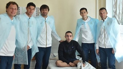 Шевченко и футболисты сборной Украины посетили военный госпиталь в Харькове