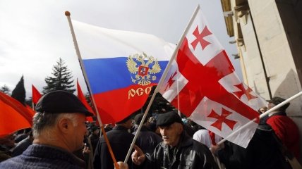 Прапори росії та Грузії