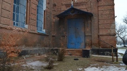 Москаль показал обстрелянные школу и церковь на Луганщине