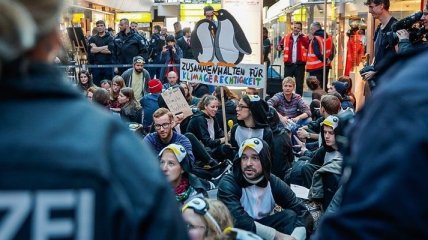 "Пингвины" заблокировали терминал в аэропорту Берлина (Видео)