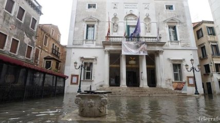 Венеция продолжает страдать от рекордного наводнения (Фото, Видео)