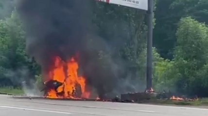 У водителя не было шансов: в Харькове машина на скорости влетела в билборд и загорелась (видео)