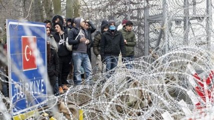 Более 13 тысяч мигрантов собрались на границе Турции с ЕС