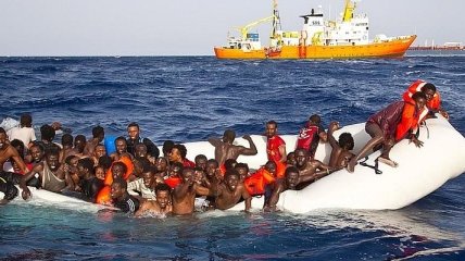 В Испанию прибыл корабль с мигрантами