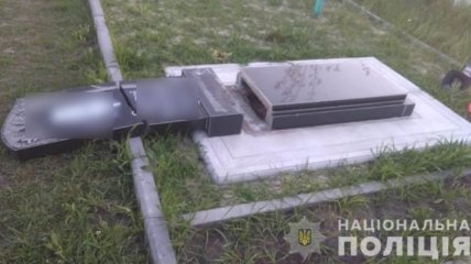 В Харьковской области дети устроили погром на кладбище